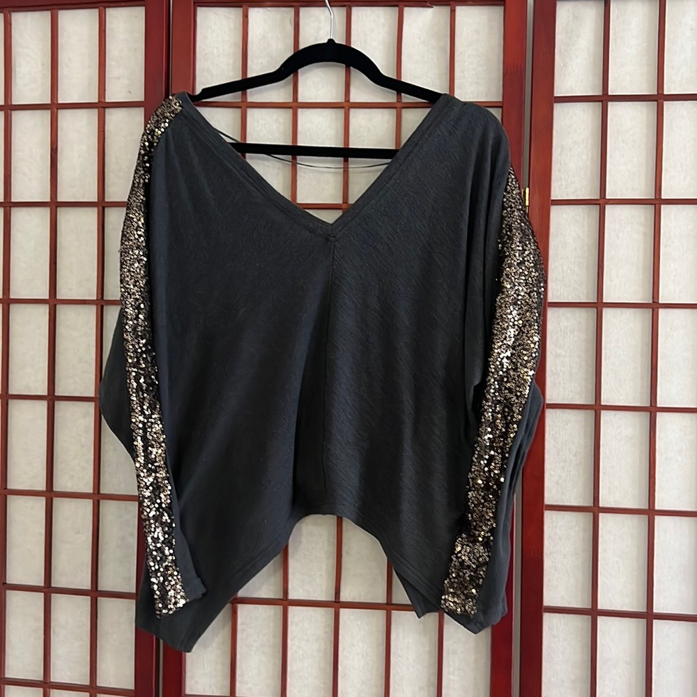 Long sleeve Grey shirt with goldfish glitter sleeves